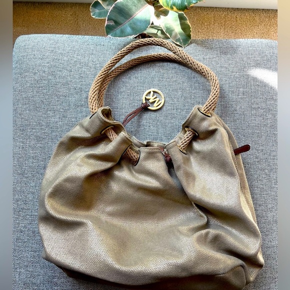 ✨ Michael Kors Marina Gathered
Drawstring Gold Metallic Shimmer
Tote Bag ✨ - Picture 3 of 17